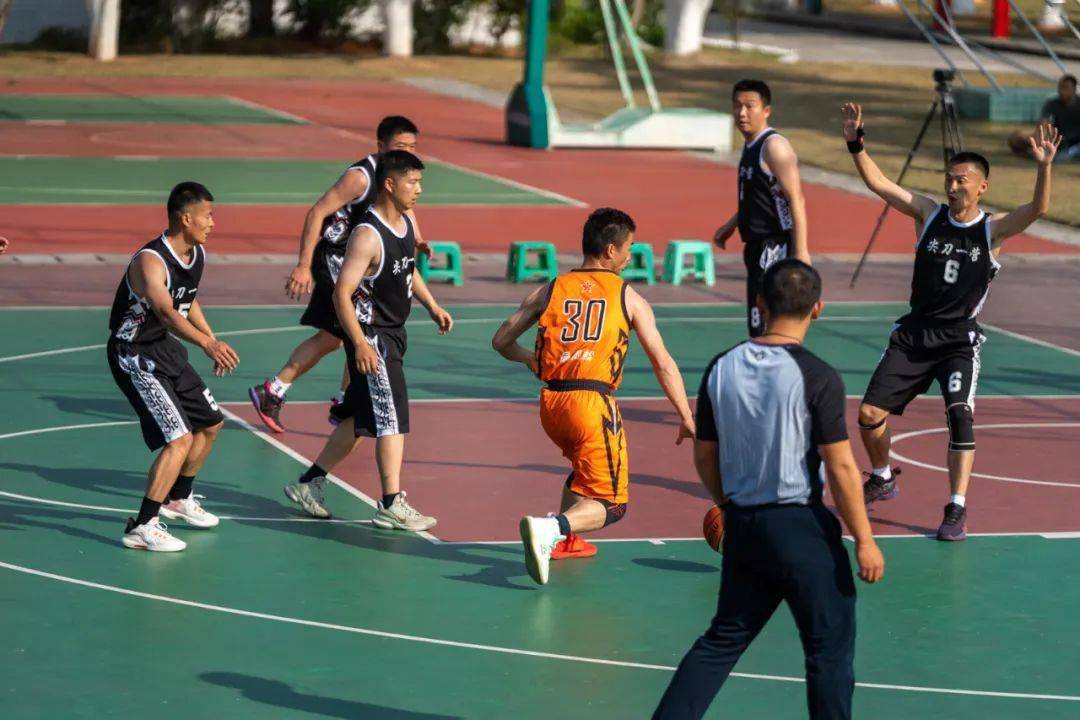 TheShy重返赛场，险胜首场状态出色，C9观众沸腾！再创辉煌时刻(theshy剑姬一打二反杀)