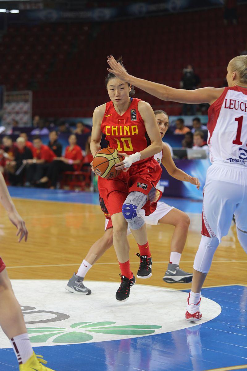 TheShy重返赛场，险胜首场状态出色，C9观众沸腾！再创辉煌时刻(theshy剑姬一打二反杀)